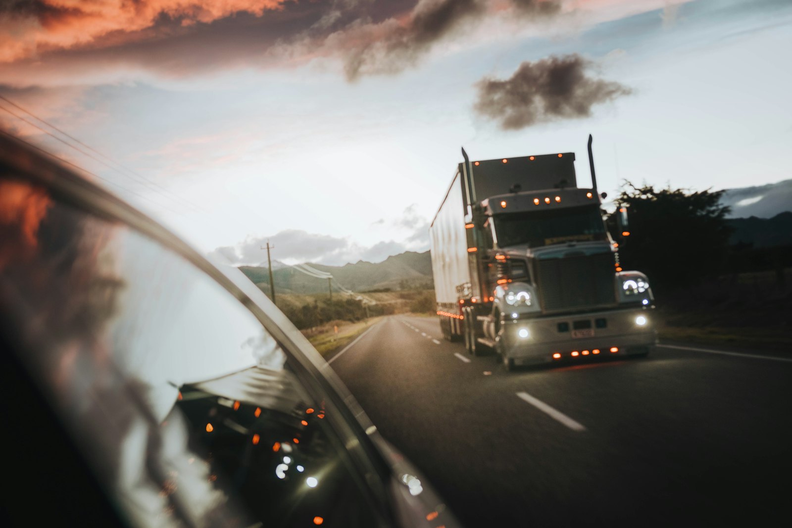 Sattelzug auf der Autobahn im warmen Abendlicht